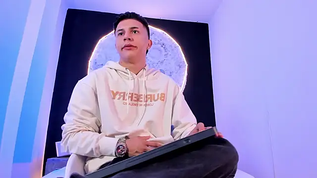 Snapshot of liaamsmiith_ chatting on 10.25.25 liaamsmiith  online show from 10.25.25