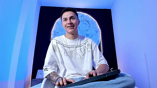 Snapshot of liaamsmiith_ chatting on 10.28.25 liaamsmiith  online show from 10.28.25