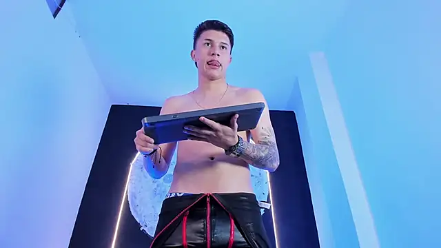 Snapshot of liaamsmiith_ chatting on 10.31.25 liaamsmiith  online show from 10.31.25