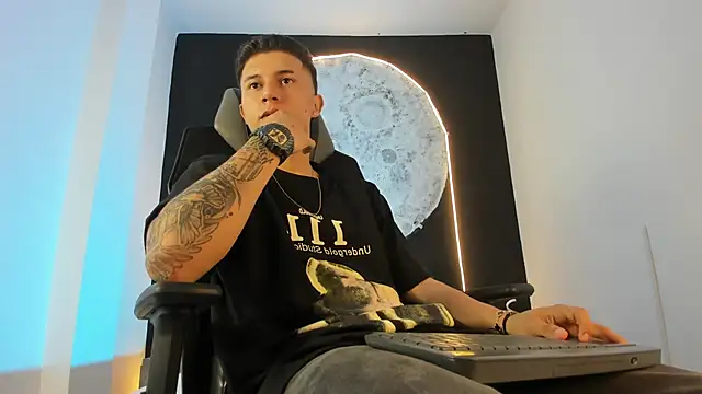 Snapshot of liaamsmiith_ chatting on 11.01.25 liaamsmiith  online show from 11.01.25