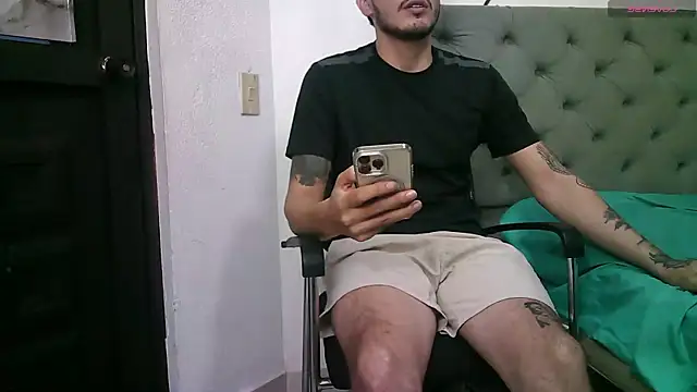 Snapshot of g0lden_boss chatting on 10.21.25 g0lden boss online show from 10.21.25