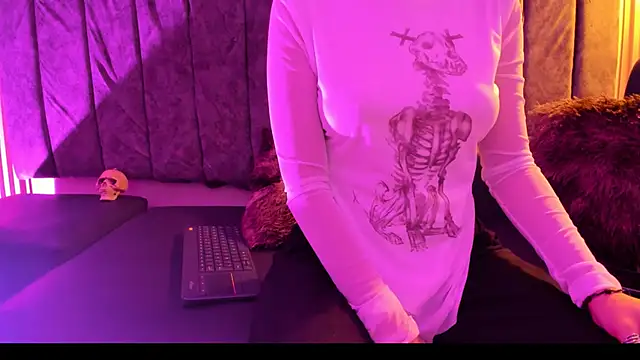 Rowan Mills online show from 10.03.25