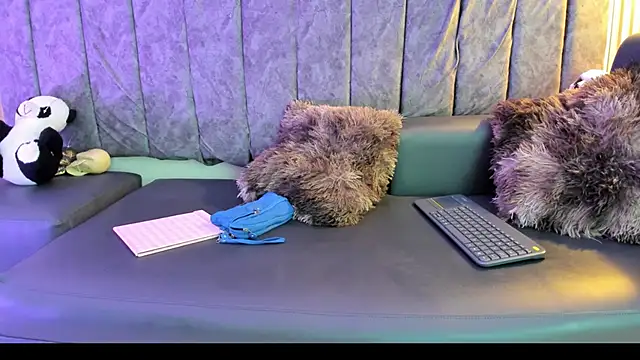 Rowan Mills online show from 10.04.25