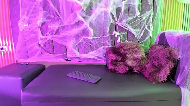 Rowan Mills online show from 10.07.25