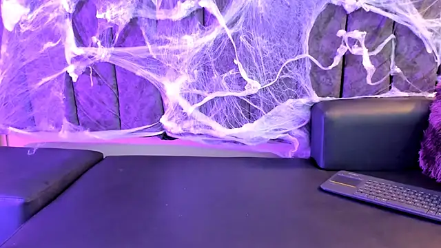 Rowan Mills online show from 10.08.25