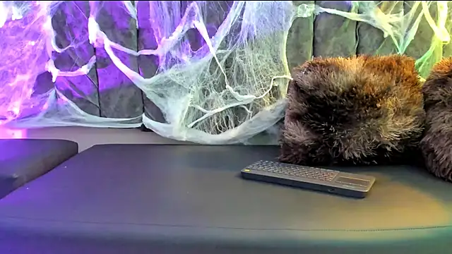 Rowan Mills online show from 10.11.25