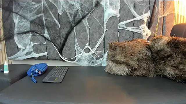 Rowan Mills online show from 10.29.25