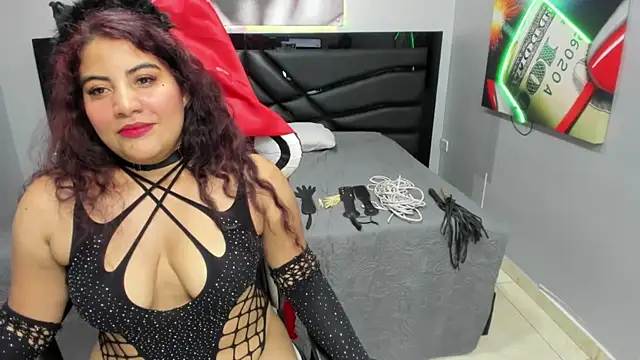 Snapshot of Sara_Bdsm_ chatting on 10.18.25 Sara Bdsm  online show from 10.18.25
