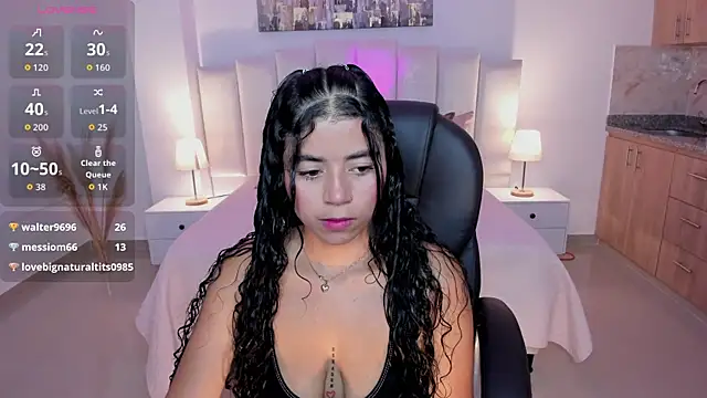 Snapshot of issi_loren chatting on 09.23.25 issi loren online show from 09.23.25