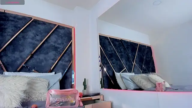 Snapshot of SusanaHenao chatting on 12.04.25 SusanaHenao online show from 12.04.25