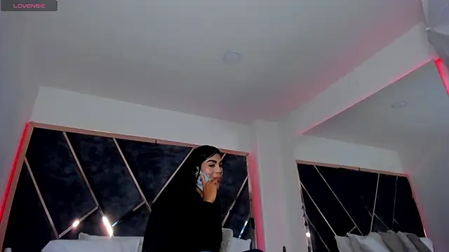 Snapshot of SusanaHenao chatting on 12.18.25 SusanaHenao online show from 12.18.25