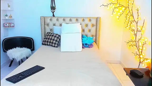 Snapshot of LenaStylesOA chatting on 10.05.25 LenaStylesOA online show from 10.05.25