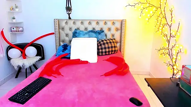 Snapshot of LenaStylesOA chatting on 10.17.25 LenaStylesOA online show from 10.17.25