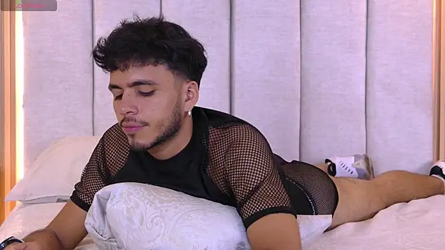 Snapshot of AlexanderJordan chatting on 10.18.25 AlexanderJordan online show from 10.18.25