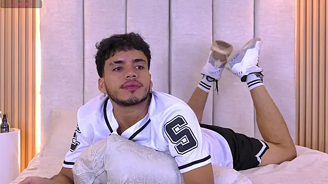 Snapshot of AlexanderJordan chatting on 10.19.25 AlexanderJordan online show from 10.19.25