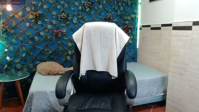 Snapshot of whitebull2606 chatting on 10.10.25 whitebull2606 online show from 10.10.25