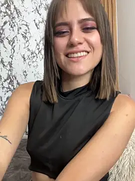 Snapshot of alielle chatting on 09.26.25 alielle online show from 09.26.25