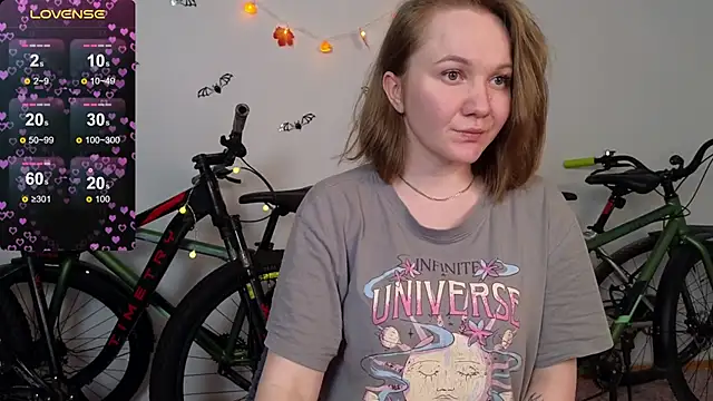 Snapshot of BellaMurrr chatting on 10.24.25 BellaMurrr online show from 10.24.25