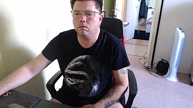 blueandwhite1 online show from 10.15.25