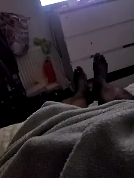 Snapshot of giyen chatting on 10.28.25 giyen online show from 10.28.25