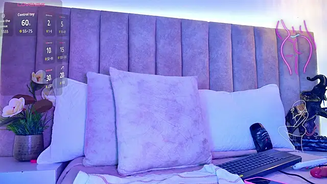 Snapshot of GabbieMonson chatting on 10.22.25 GabbieMonson online show from 10.22.25