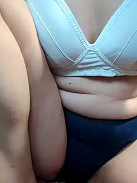 Snapshot of Lilyy-y chatting on 09.17.25 Lilyy-y online show from 09.17.25