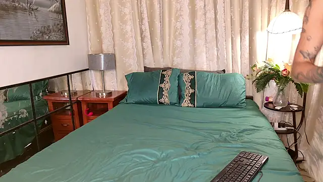 PrettyStranger online show from 09.14.25