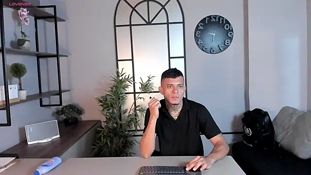 Snapshot of MrJustin_ chatting on 10.08.25 MrJustin  online show from 10.08.25