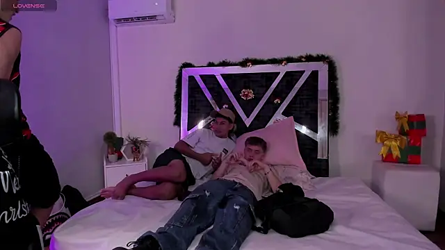 Handsomeboyss19 online show from 12.17.25