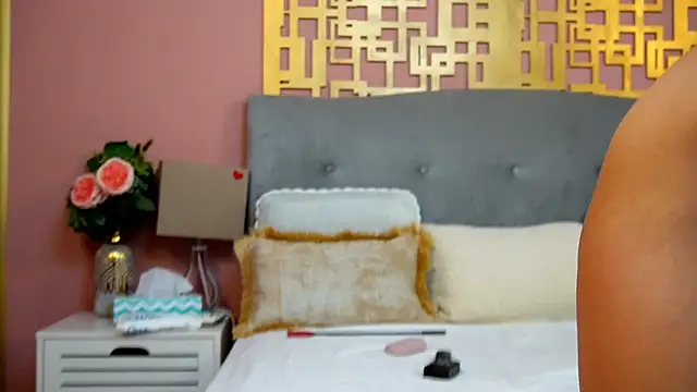 Snapshot of LaylaaDiamond chatting on 10.18.25 LaylaaDiamond online show from 10.18.25