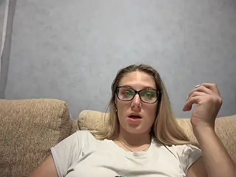 Snapshot of NikexPretty chatting on 09.16.25 NikexPretty online show from 09.16.25