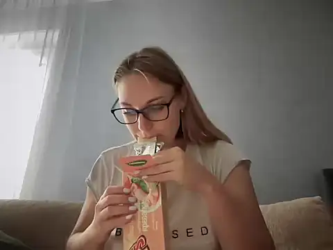 Snapshot of NikexPretty chatting on 09.17.25 NikexPretty online show from 09.17.25