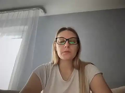 Snapshot of NikexPretty chatting on 10.02.25 NikexPretty online show from 10.02.25