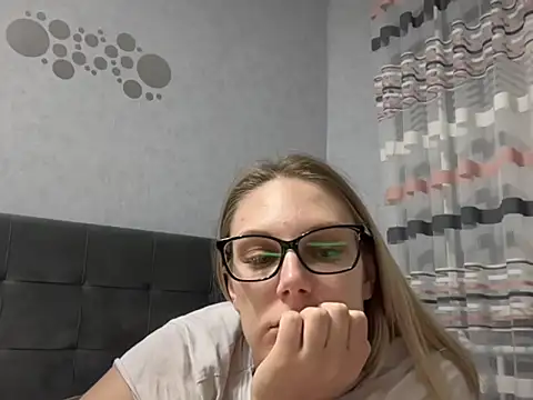 Snapshot of NikexPretty chatting on 10.03.25 NikexPretty online show from 10.03.25