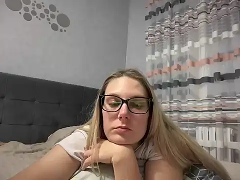 Snapshot of NikexPretty chatting on 10.04.25 NikexPretty online show from 10.04.25