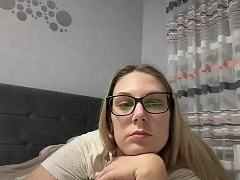 Snapshot of NikexPretty chatting on 10.10.25 NikexPretty online show from 10.10.25