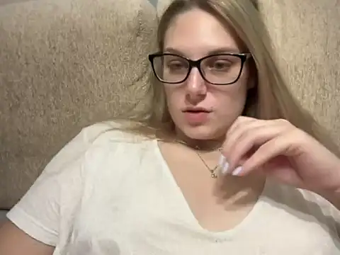 Snapshot of NikexPretty chatting on 10.11.25 NikexPretty online show from 10.11.25