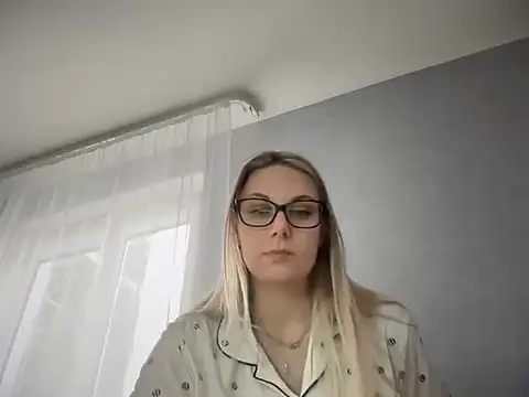 Snapshot of NikexPretty chatting on 10.20.25 NikexPretty online show from 10.20.25