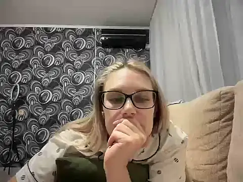 Snapshot of NikexPretty chatting on 10.22.25 NikexPretty online show from 10.22.25