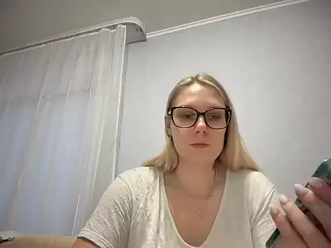 Snapshot of NikexPretty chatting on 10.29.25 NikexPretty online show from 10.29.25