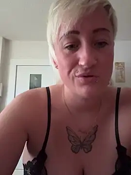 Snapshot of Rozendefotz chatting on 10.26.25 Rozendefotz online show from 10.26.25