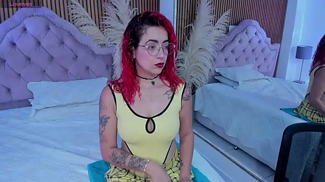 RoxanneStorm  online show from 12.18.25