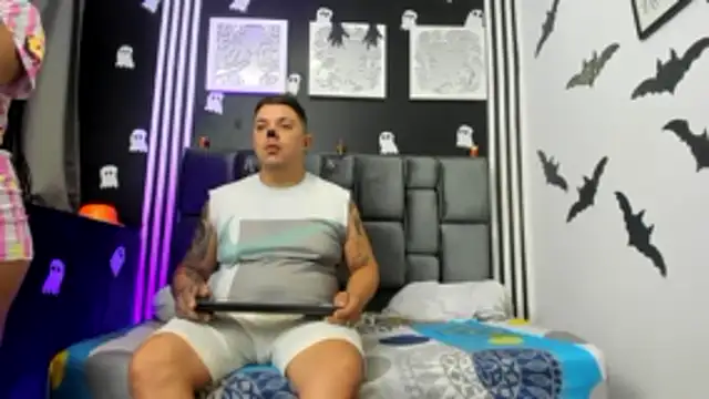 Snapshot of Hornycouple_Hot chatting on 10.15.25 Hornycouple Hot online show from 10.15.25