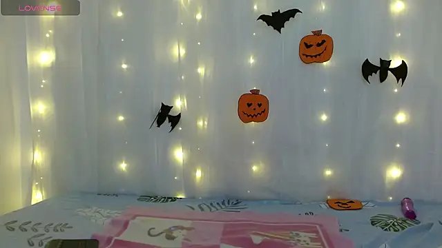 NoraParkeer online show from 10.09.25