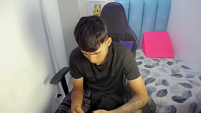 Snapshot of Austin_col_ chatting on 10.26.25 Austin col  online show from 10.26.25