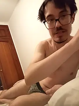 Snapshot of oscartres chatting on 09.22.25 oscartres online show from 09.22.25