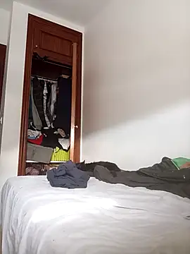 Snapshot of oscartres chatting on 10.16.25 oscartres online show from 10.16.25