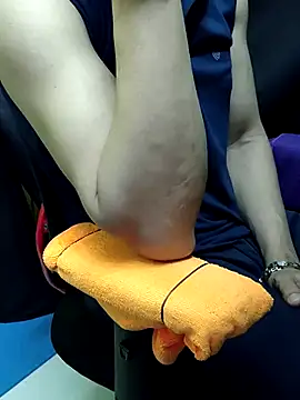 Snapshot of chocolate_alone chatting on 11.01.25 chocolate alone online show from 11.01.25