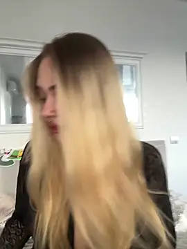 Snapshot of LunaMillie chatting on 09.27.25 LunaMillie online show from 09.27.25