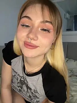 Snapshot of LunaMillie chatting on 10.18.25 LunaMillie online show from 10.18.25